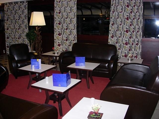 فندق كومبيينْيِفي  كيرياد كومبين المطعم الصورة
